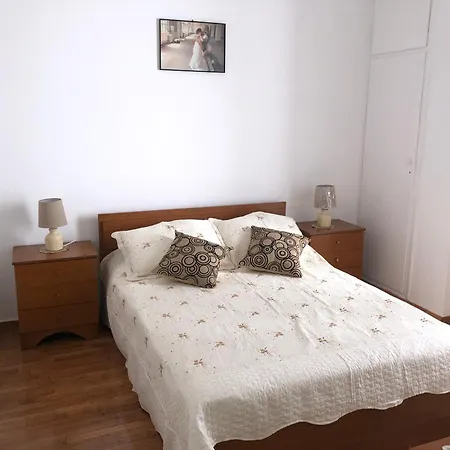 With 2 Bedrooms Apartment *